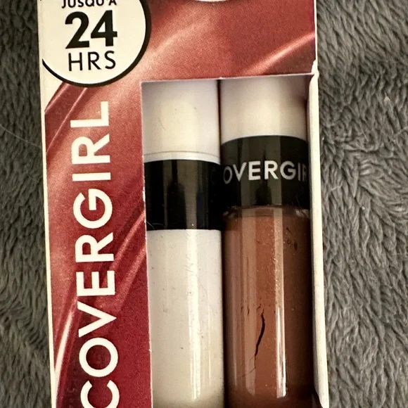 COVERGIRL Outlast All-Day Lip Color with moisturizing topcoat (2 tubes) - Picture 3 of 4